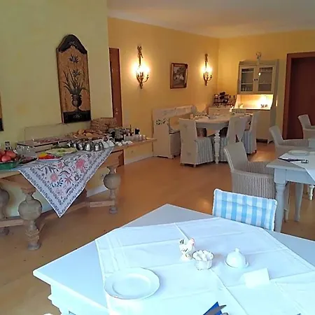 לינה וארוחת בוקר Gaestehaus Am Alten Hafen 3*